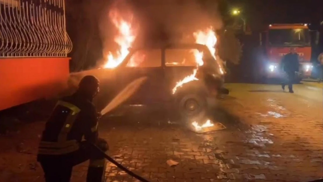 Hatay'da otomobilin alev alev yandığı anlar kamerada