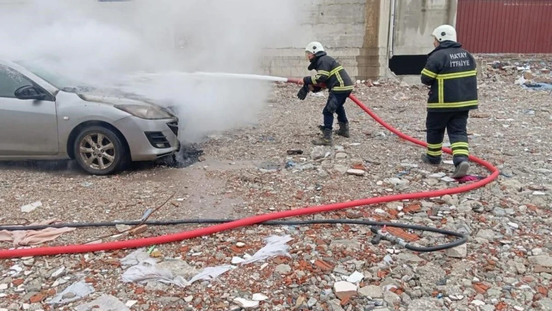 Hatay'da park halindeki otomobilde yangın çıktı