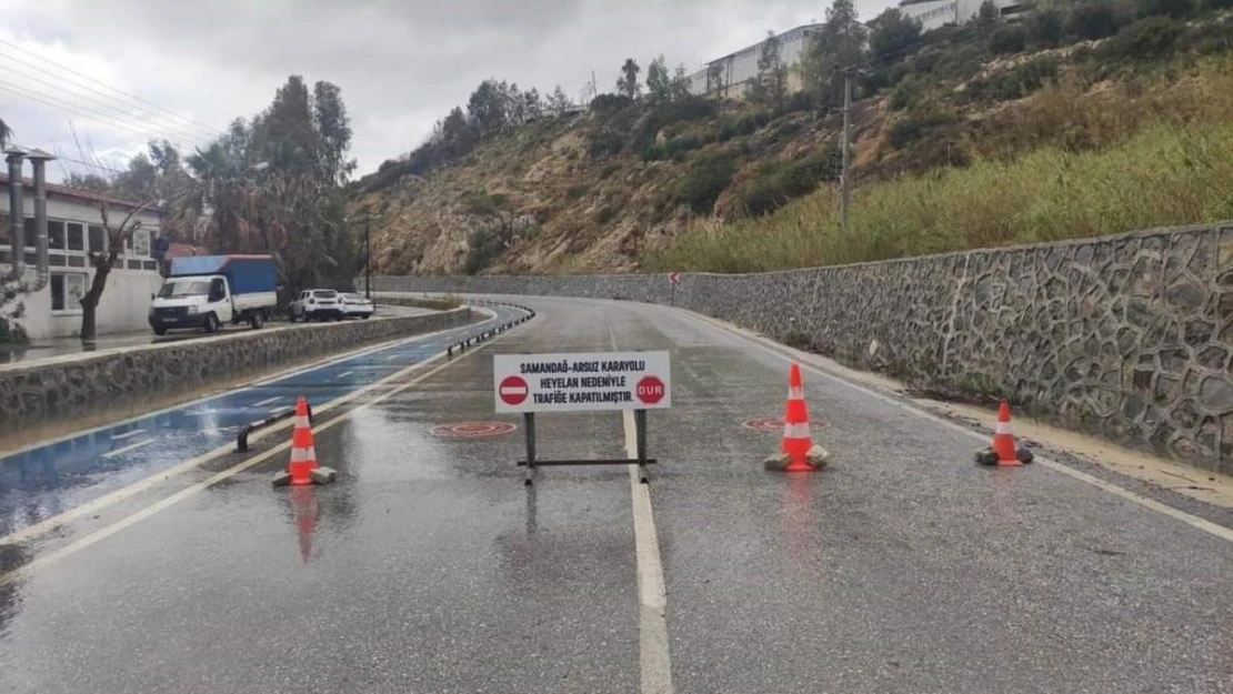 Hatay'da sahil yolu heyelan nedeniyle ulaşıma kapandı