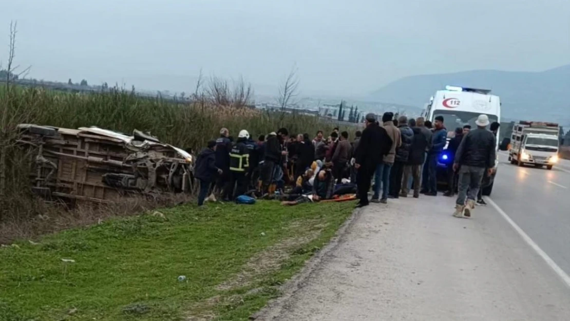 Hatay'da tarım işçilerini taşıyan minibüs tarlaya uçtu: 13 yaralı