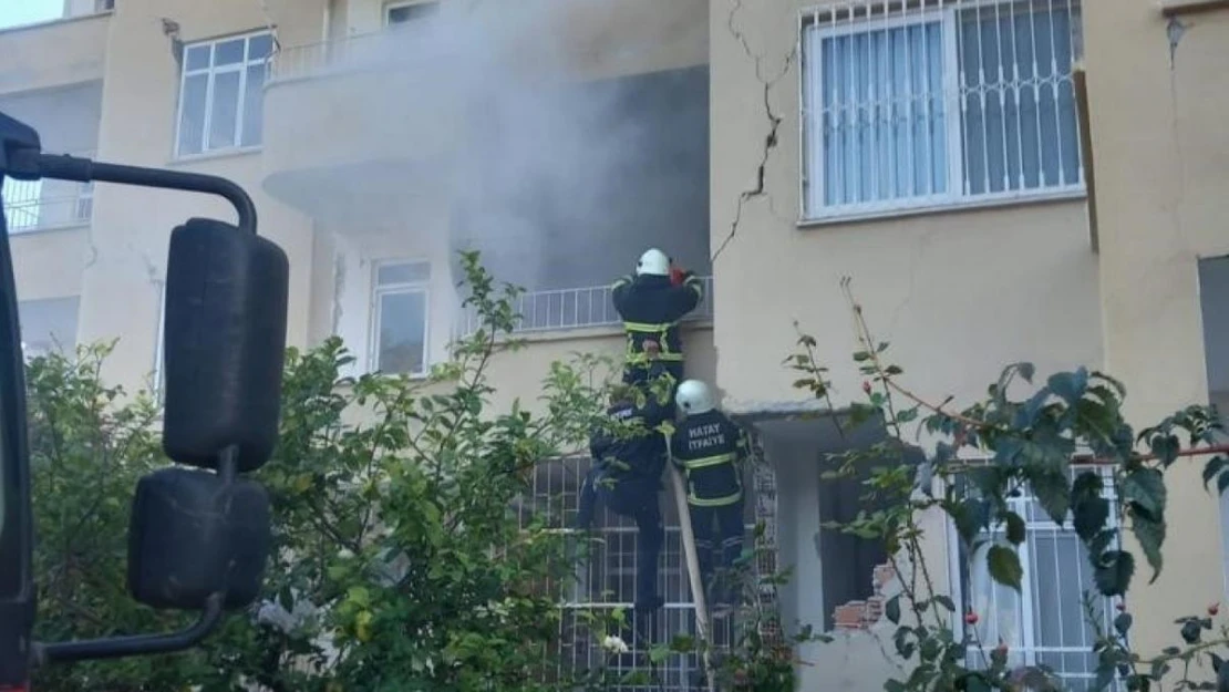 Hatay'ın Belen ilçesinde bir evin balkonu yandı