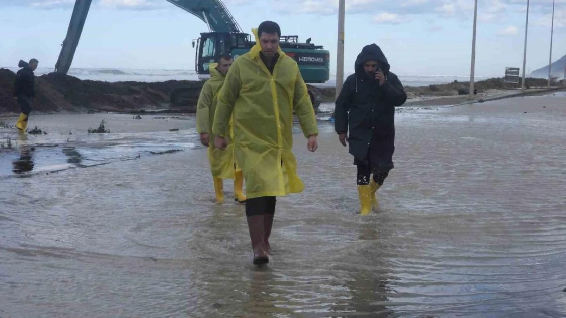 Hatay Samandağ'da da deniz yola taştı