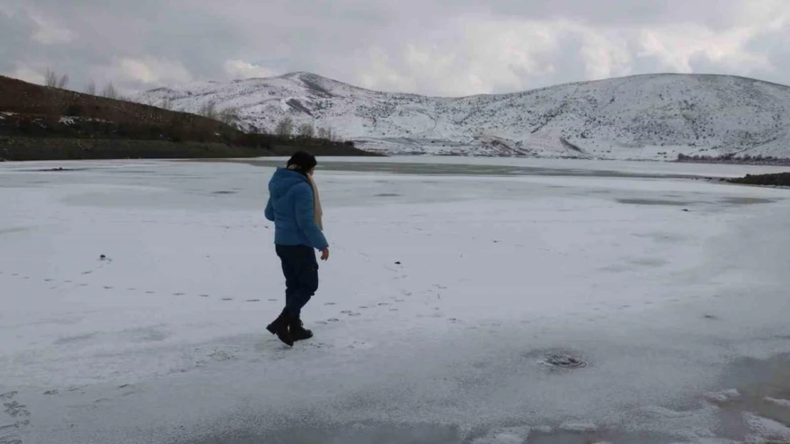 Hava sıcaklığının düştüğü kentte gölet buz tuttu