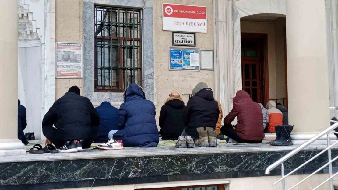 Hava sıcaklığının eksi değerlere düşmesi ibadete engel olmadı