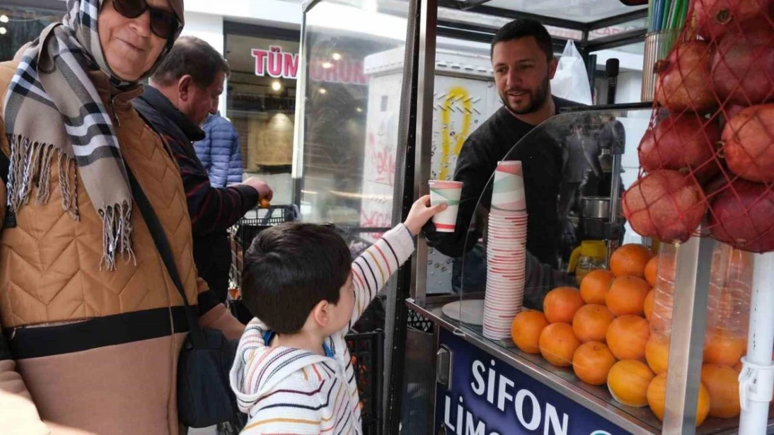 Havalar ısınırken vatandaşların tercihi nar ve portakal suyu oluyor