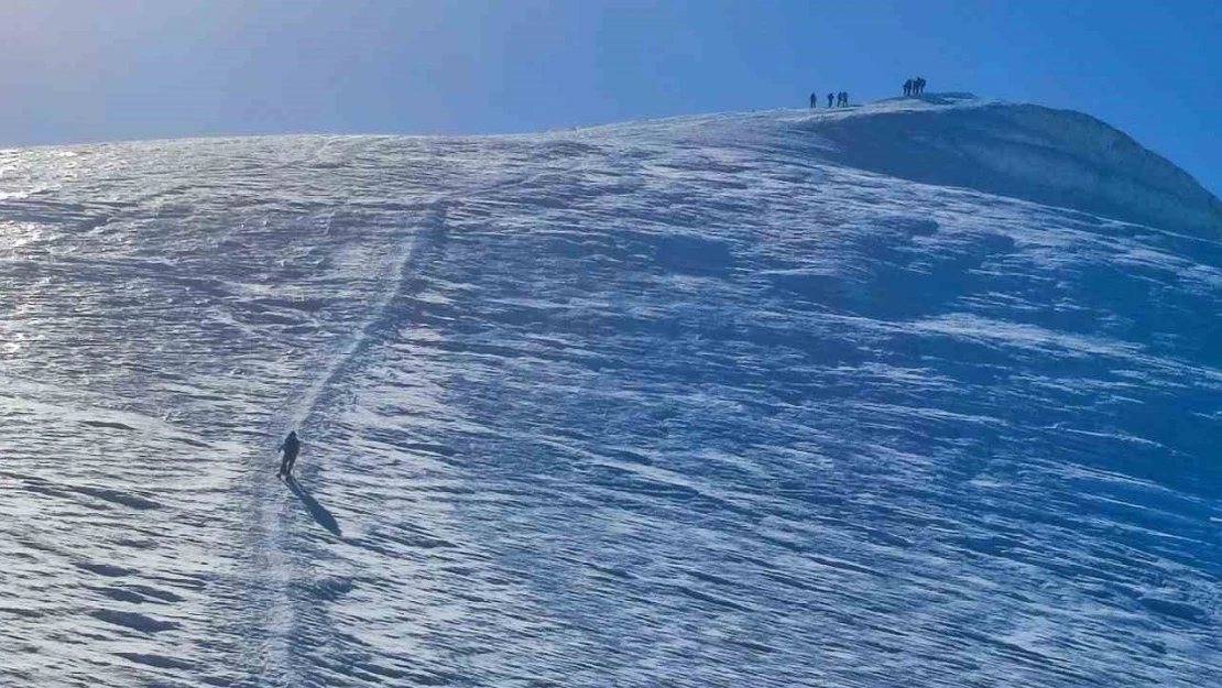 Haziran'da Ağrı Dağı zirvesinde kayak keyfi