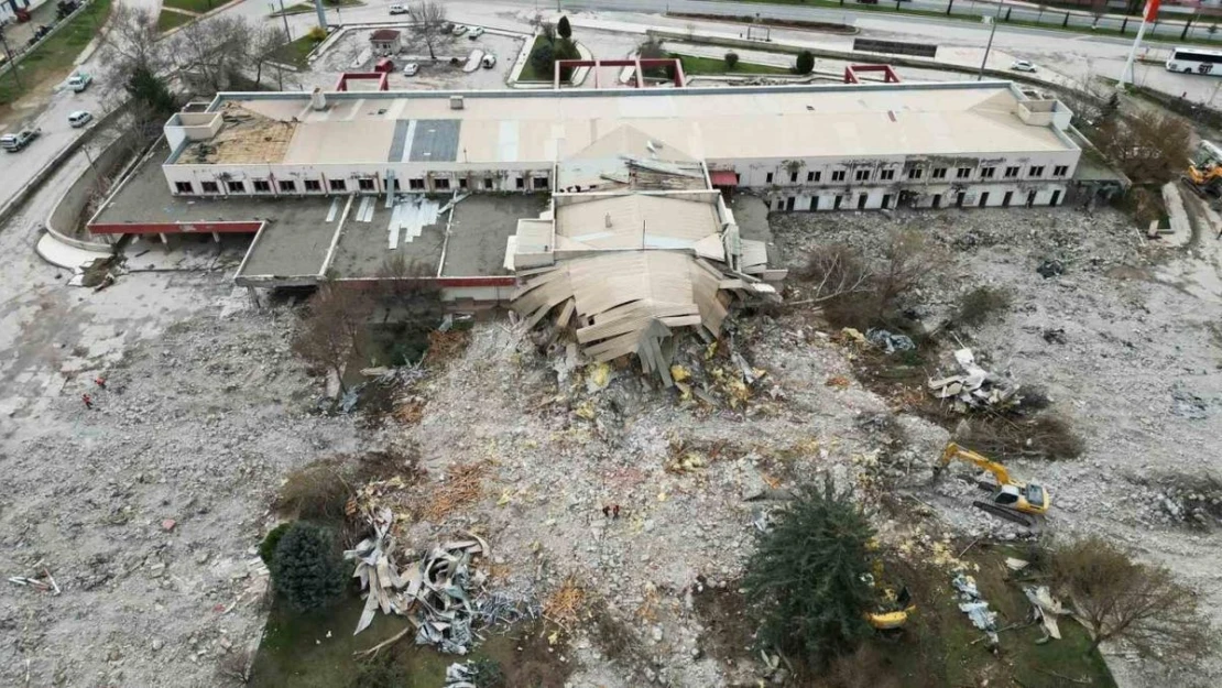 Hemen herkesin bir anısı vardı: Elazığ'da eski terminal binasının son anları havadan görüntülendi