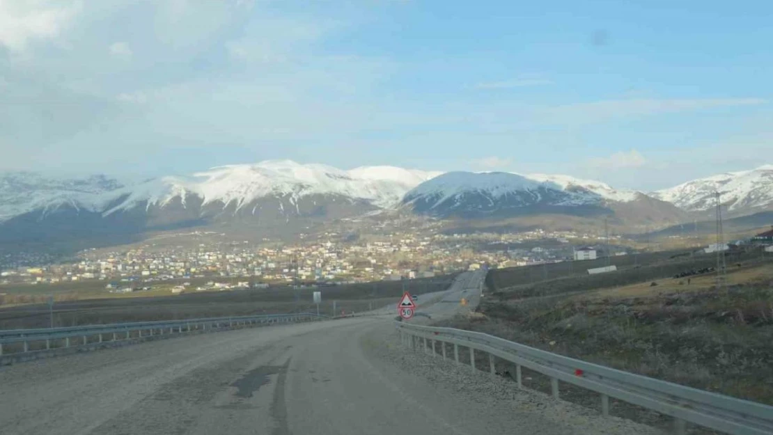 Heyelan sonucu kara yoluna inen toprak yığını kaldırıldı