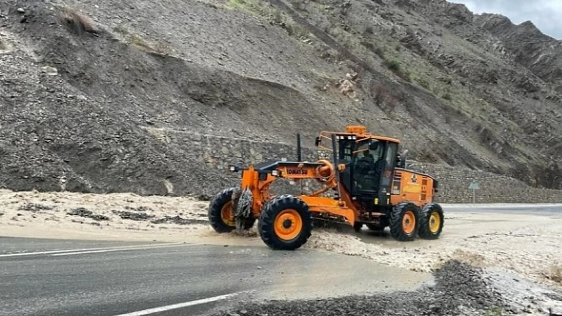 Heyelan yolu kapattı!