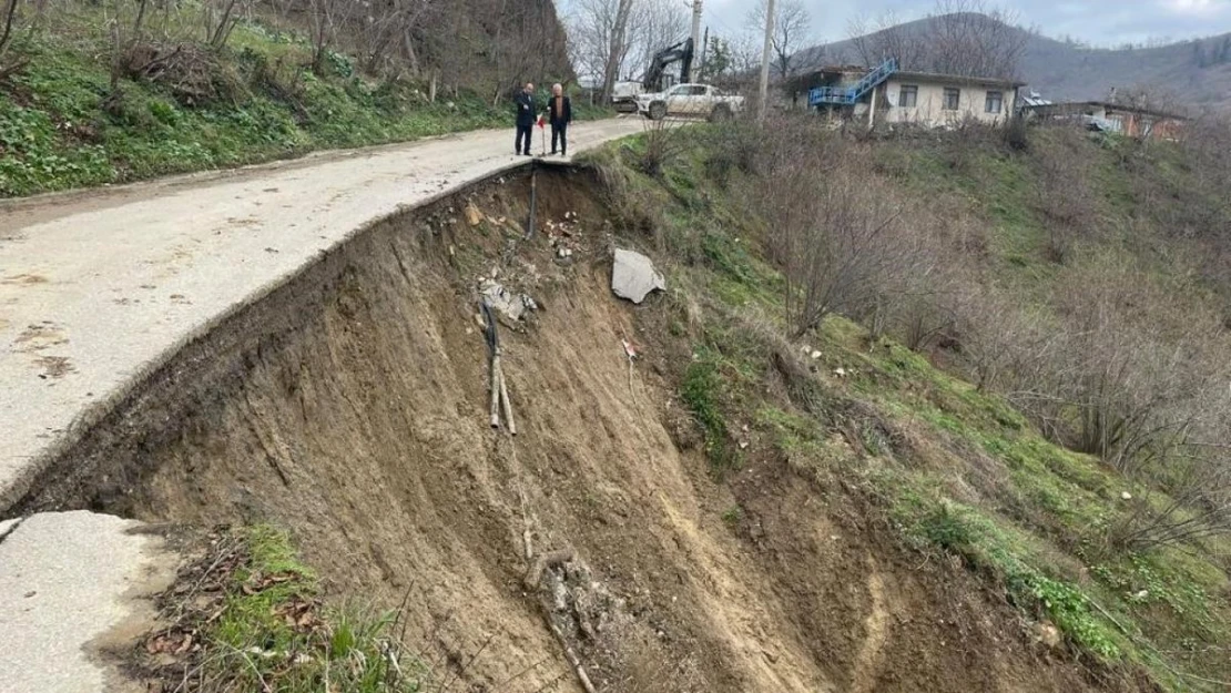 Heyelanın yıktığı yollarda inceleme