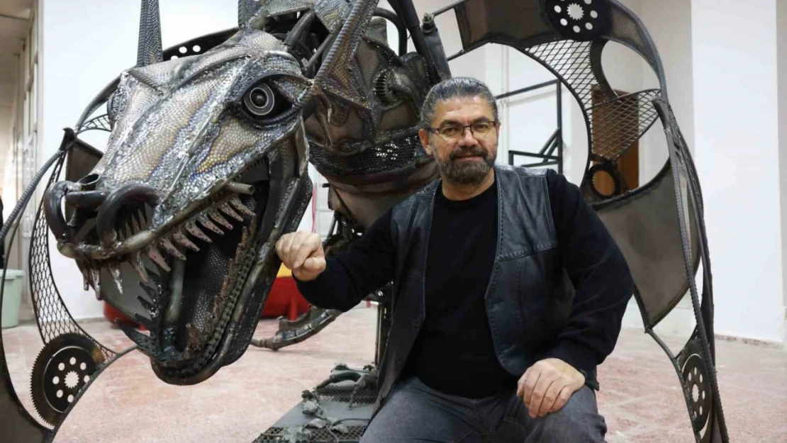 Heykel sanatçısı katı endüstriyel malzemelerden dev ejderha heykeli yaptı