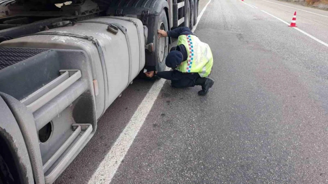 Hisarcık'ta jandarma trafik ekiplerinden kış lastiği denetimi