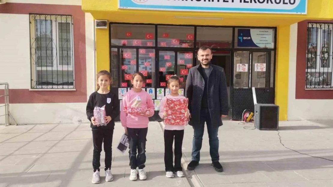 Hisarcık'ta kütüphaneden en çok kitap alıp okuyan öğrenciler ödüllendirildi