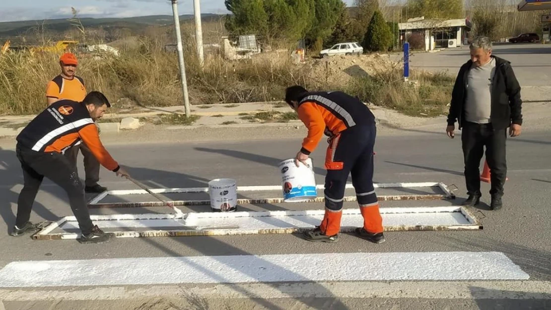 Hisarcık'ta yaya geçiş çizgileri boyandı