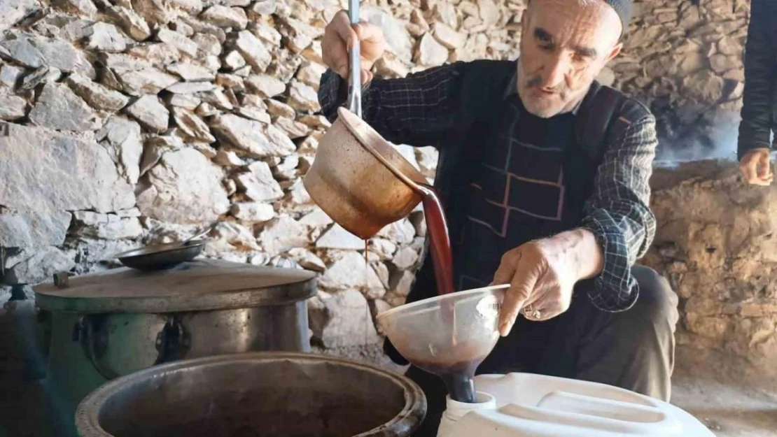 Hizan'da üzüm pekmezinin üretimi devam ediyor