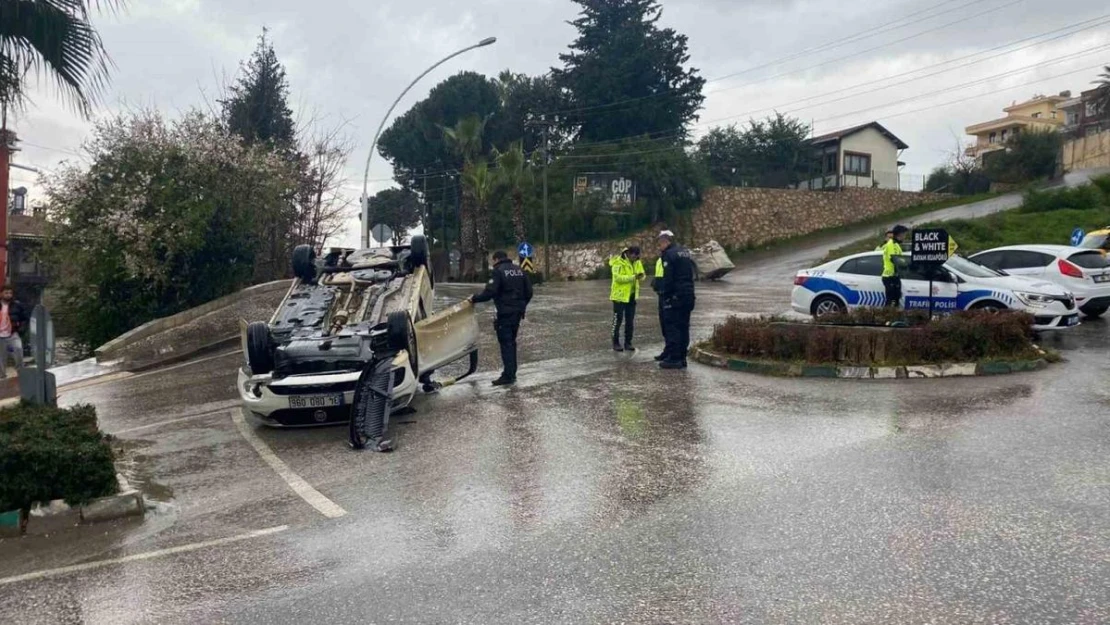 Hızını alamayan otomobil, kavşakta devrilerek ters döndü: 1 yaralı