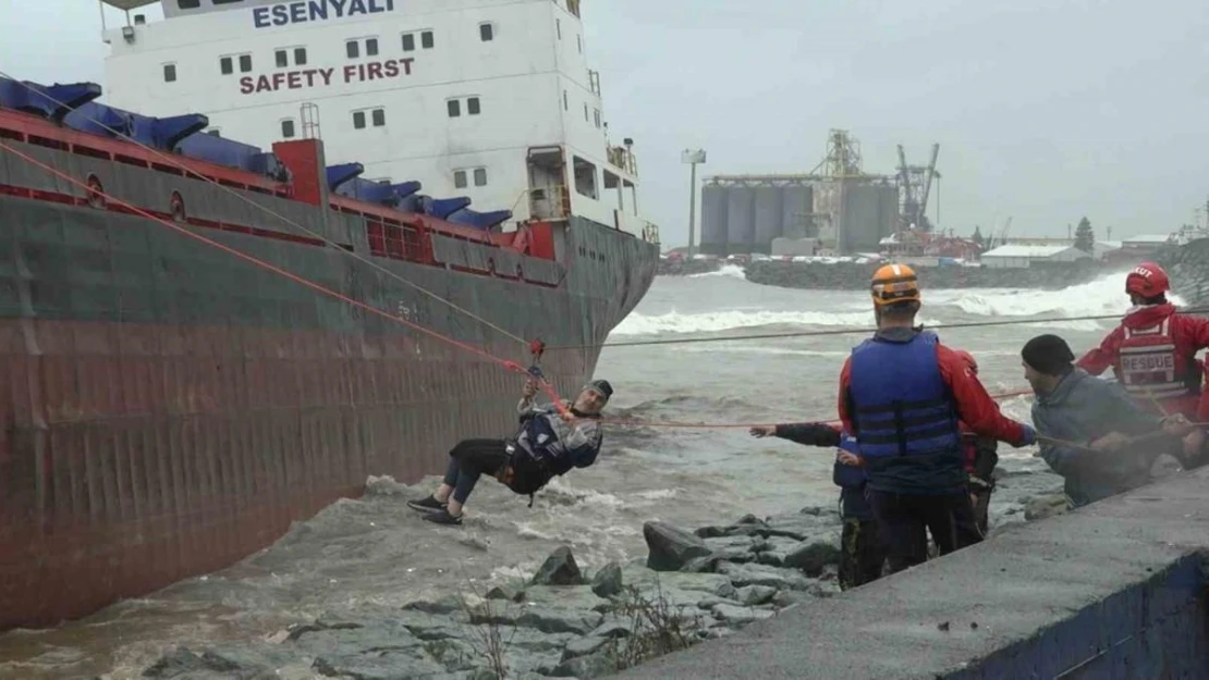 Hopa'da karaya oturan gemideki personeli kurtarma çalışması tamamlandı