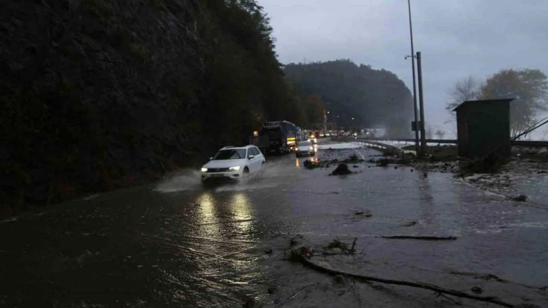 Hopa-Kemalpaşa arasındaki Karadeniz Sahil Yolu dalgaların hışmına uğradı