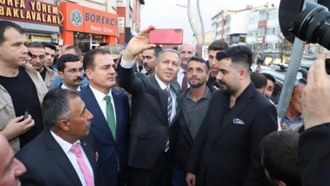 İçişleri Bakanı Yerlikaya Hakkari'de sokaklarda yürüyemedi