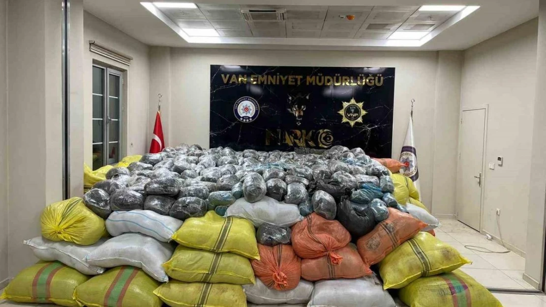 İçişleri Bakanı Yerlikaya:'Devam eden NARKOGÜÇ-38 Operasyonu kapsamında Van'da 4 Ton  600 Kg toz esrar daha ele geçirildi. 1 Yabancı uyruklu zehir taciri yakalandı'