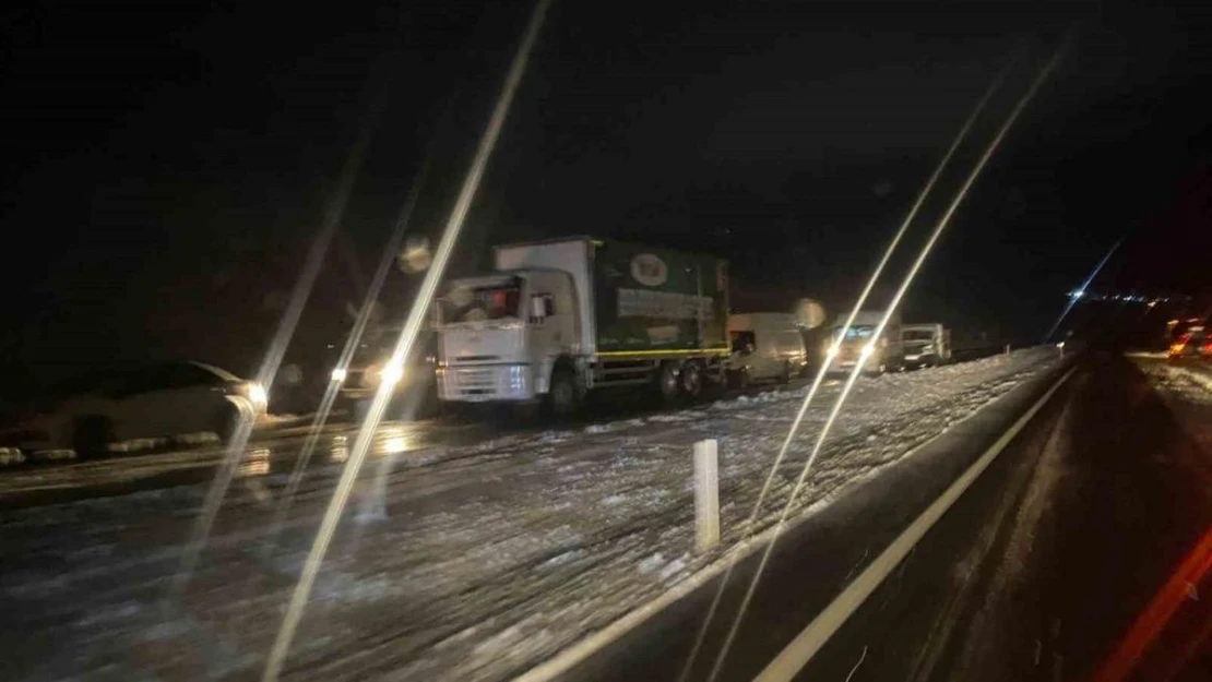 Iğdır-Ağrı karayolu ulaşıma kapandı, onlarca araç yolda kaldı