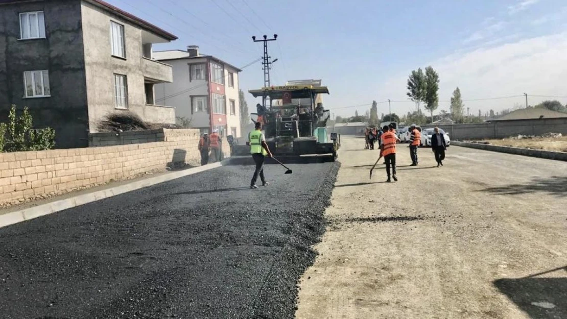 Iğdır Belediyesi sıcak asfalt seferberliğini sürdürüyor