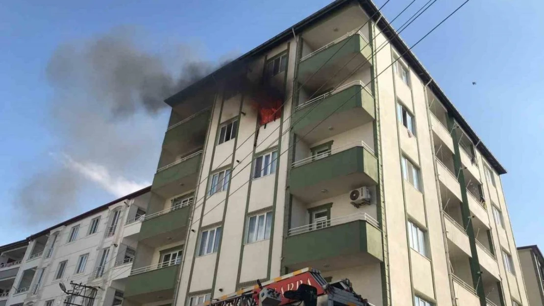 Iğdır'da 5 katlı apartmanda yangın