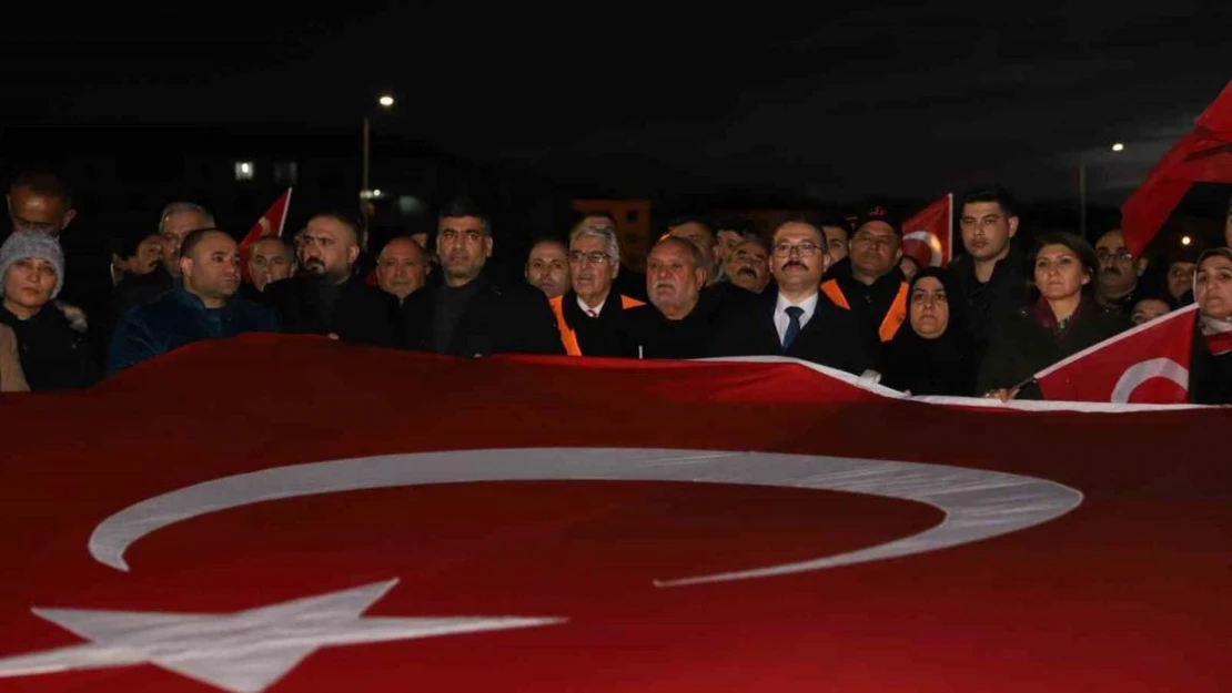 Iğdır'da dev Türk bayraklarıyla teröre lanet yürüyüşü yapıldı