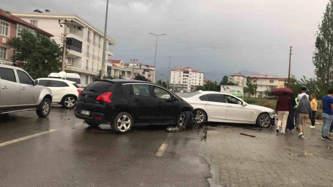 Iğdır'da iki otomobil çarpıştı