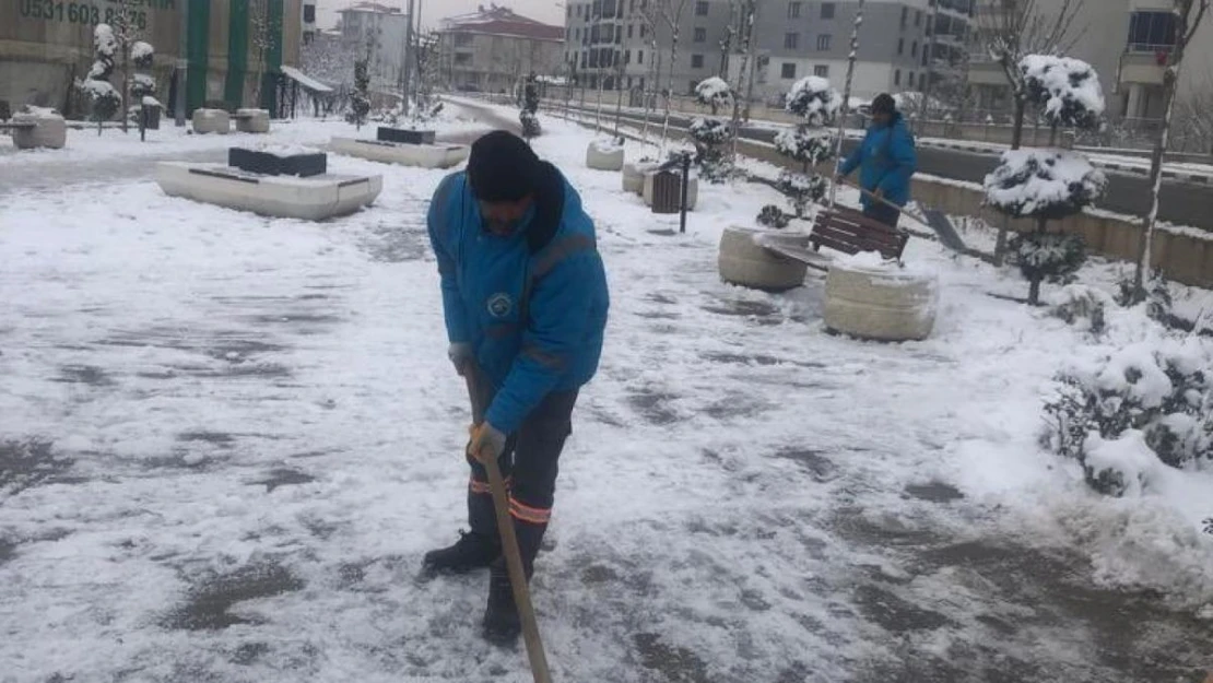 Iğdır'da kar temizliği çalışmaları sürüyor