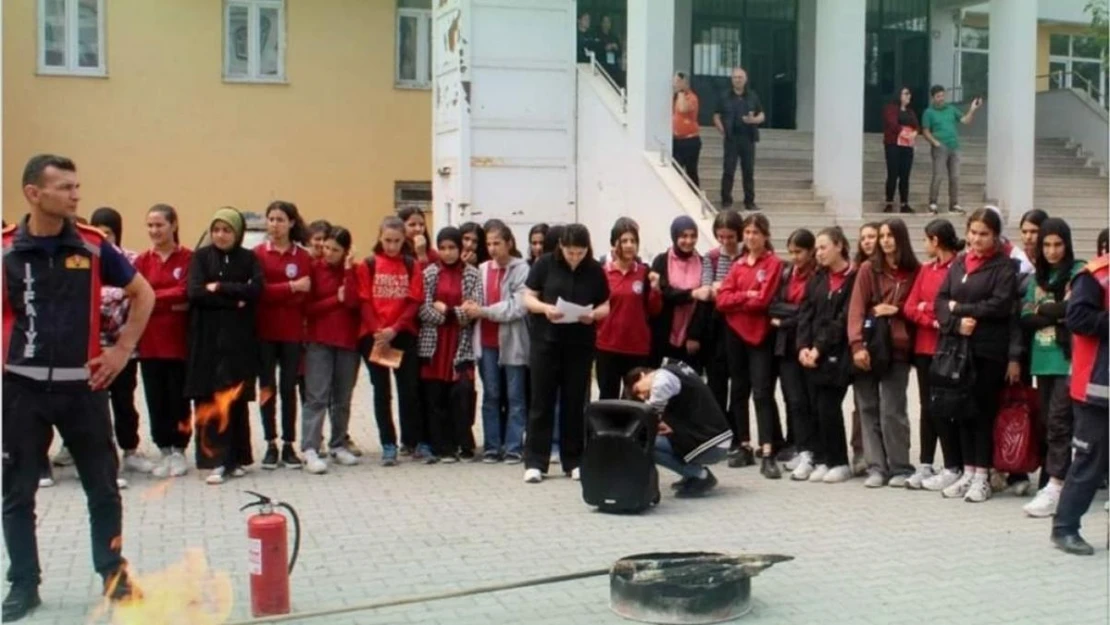 Iğdır'da lise öğrencilerine yangın tatbikatı eğitimi