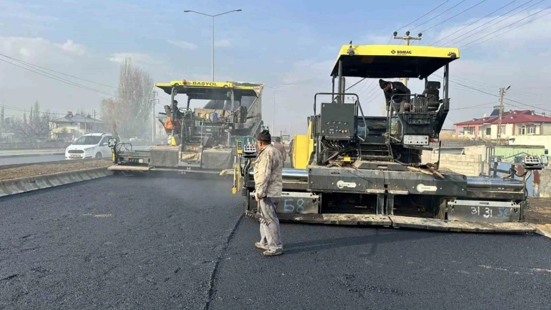 Iğdır'da sıcak asfalt çalışması devam ediyor