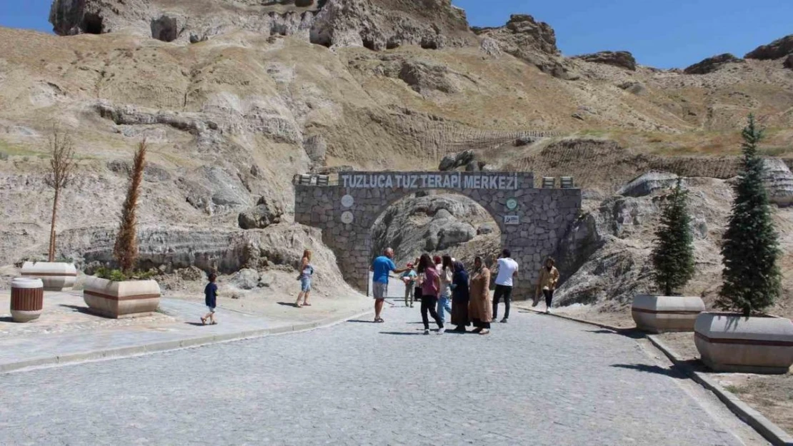 Iğdır'da vatandaşlar serinlemek için tuz mağarasına akın ediyor