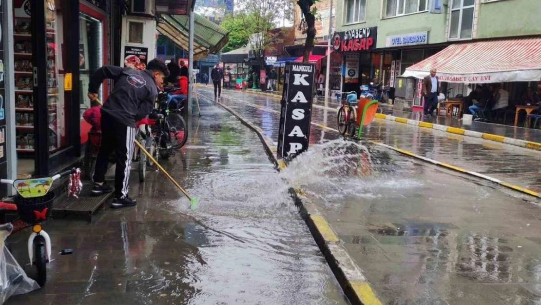 Iğdır'da vatandaşlar yağmura hazırlıksız yakalandı