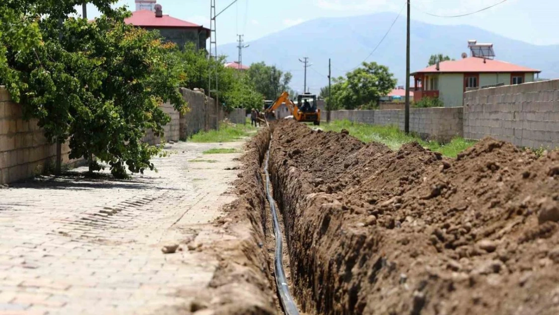 Iğdır'da yeni yol ve içme suyu hattı çalışmaları devam ediyor