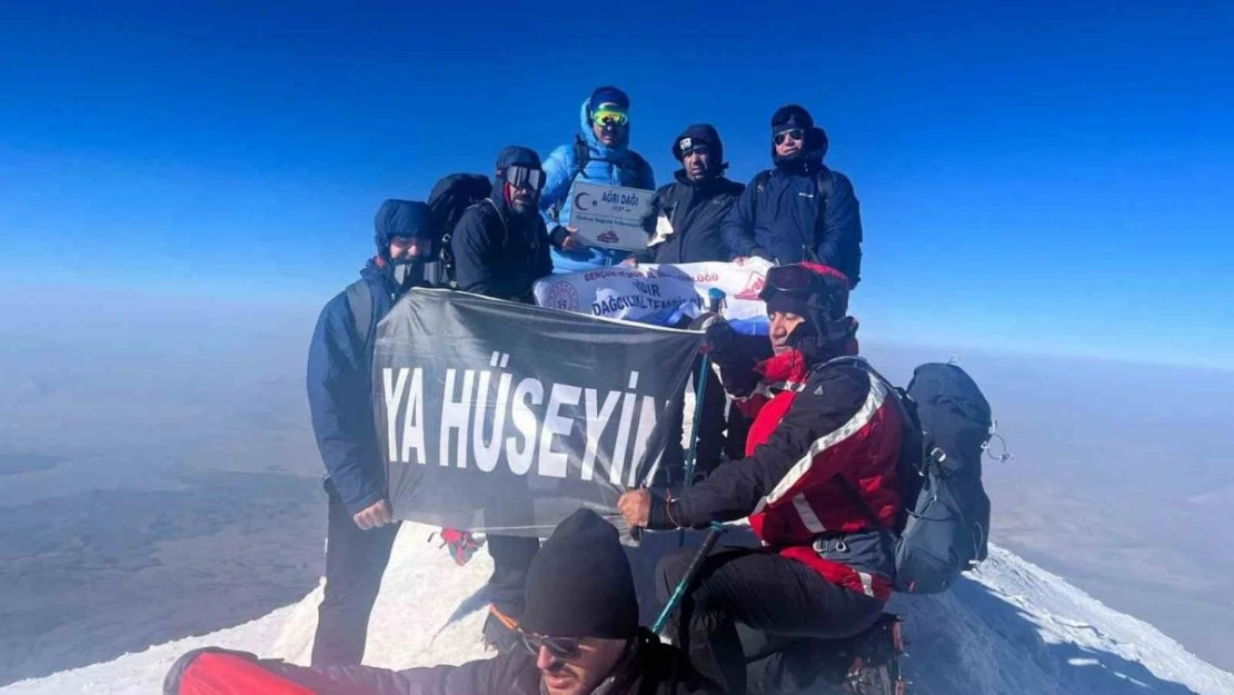 Iğdırlı dağcılar Kerbela şehitlerini Ağrı Dağı'nın zirvesinde andı