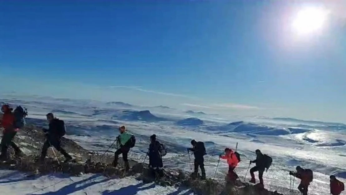 Iğdırlı dağcılar Sarıkamış Şehitleri için Allahuekber Dağı'na tırmandı