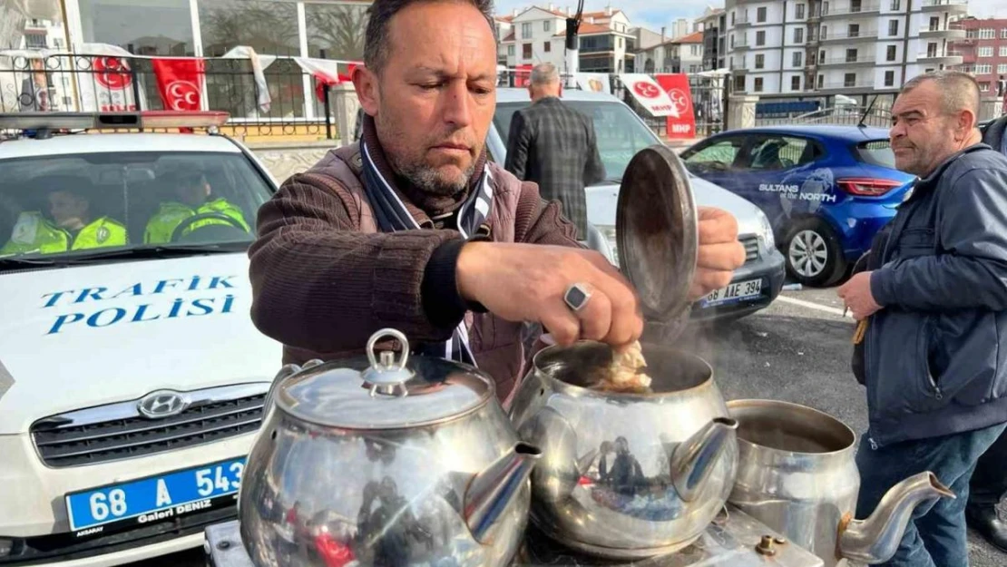 İhtiyaç sahiplerine burs ulaşsın diye kendi çocuğu için çay satıyor