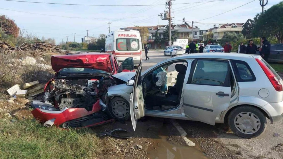 İki araç kafa kafa çarpıştı: 8 yaralı