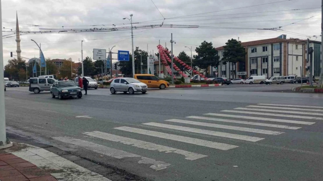 İki aracın karıştığı kazada maddi hasar meydana geldi