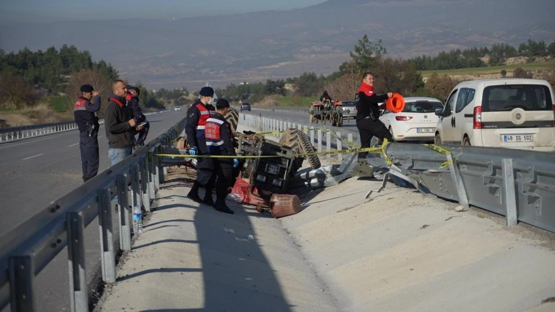 İki bariyer arasına devrilen traktörün sürücüsü hayatını kaybetti