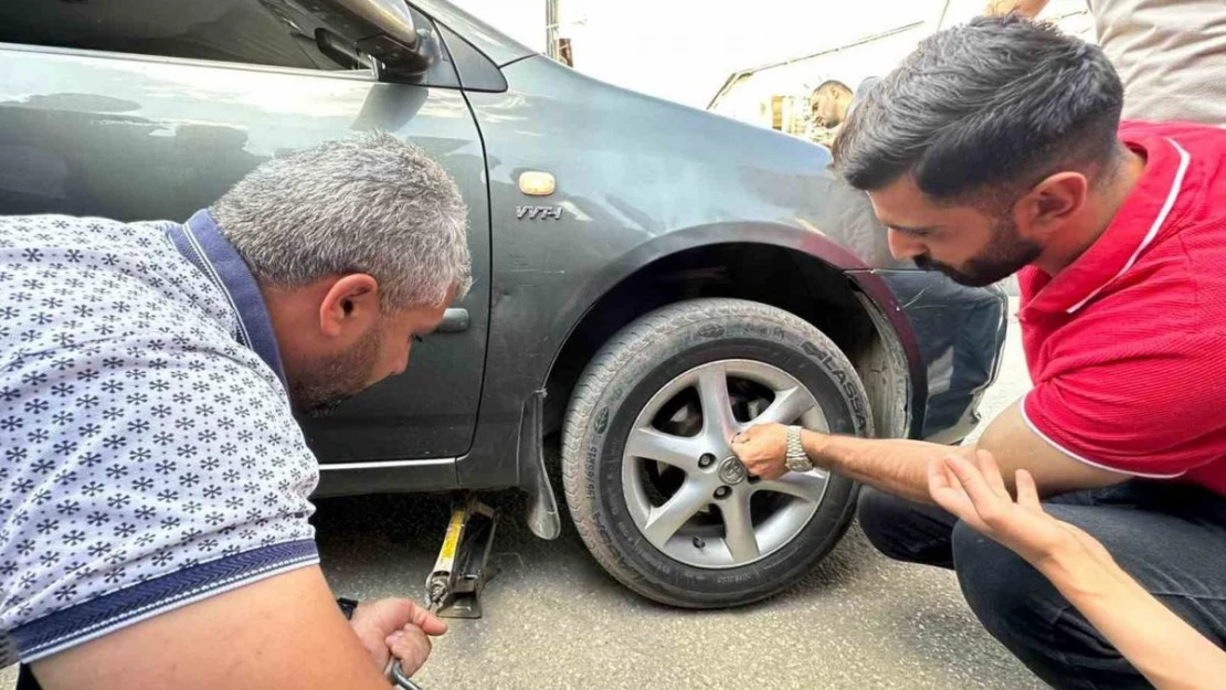 İki defa girdiği araçta sıkışan yavru kedi kurtarıldı