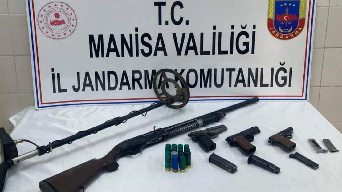 İki evde yapılan aramada ruhsatsız silah ve tüfekler ele geçirildi