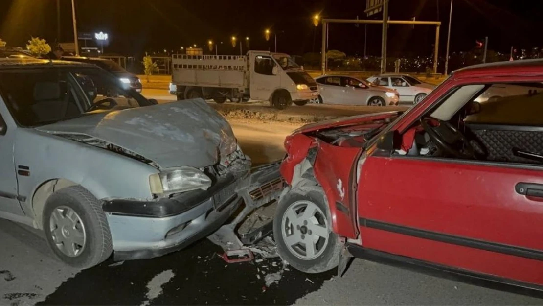 Otomobiller kafa kafaya girdi... 1 bebek de yaralandı