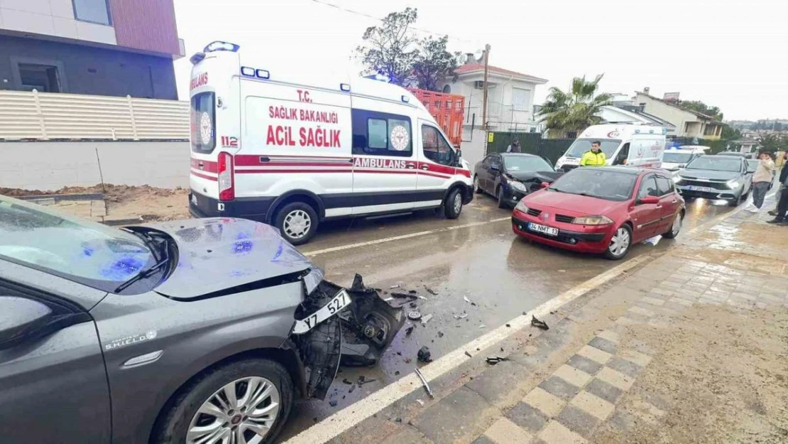 İki otomobil kafa kafaya çarpıştı: 1'i çocuk 4 yaralı