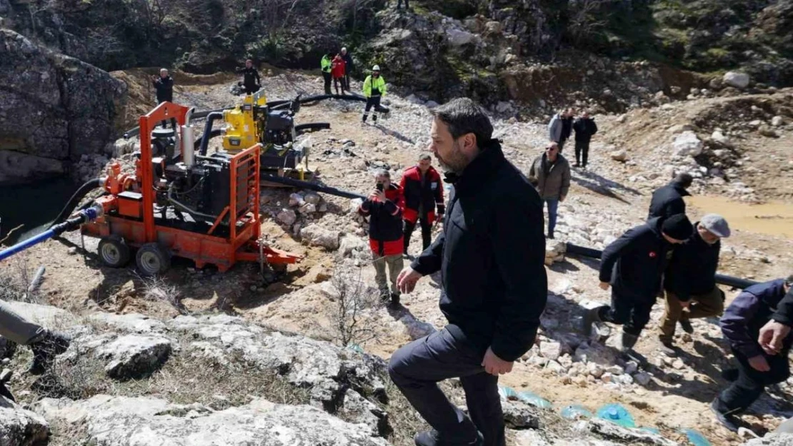 İliç'te vadiden akan suyun yığına karışmaması için tahliye işlemi devam ediyor