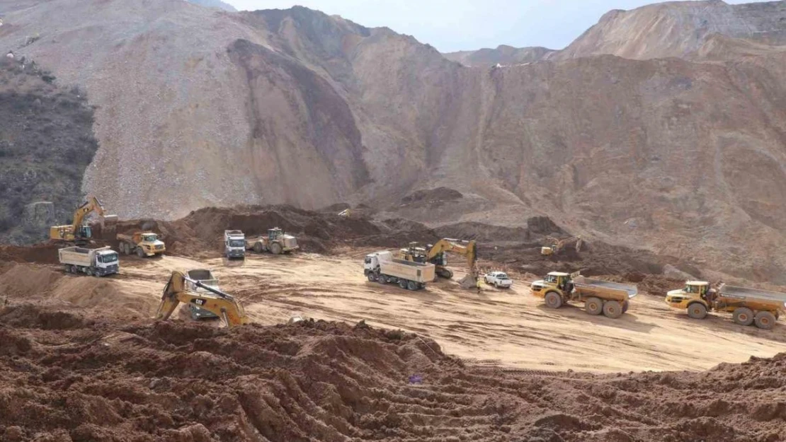 İliç'teki maden ocağında toprak altında kalan pikaba ulaşıldı