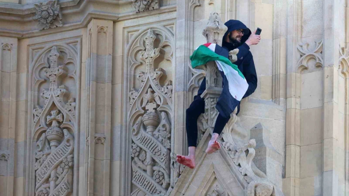 İngiltere'nin simgelerinden Big Ben Saat Kulesi 'nde Filistin bayrağı açan şahsı ikna çalışmaları sürüyor
