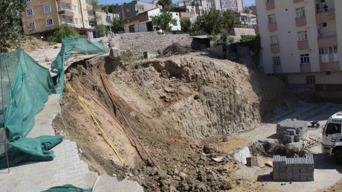 İnşaat alanında toprak kaydı, doğal gaz borusu patladı