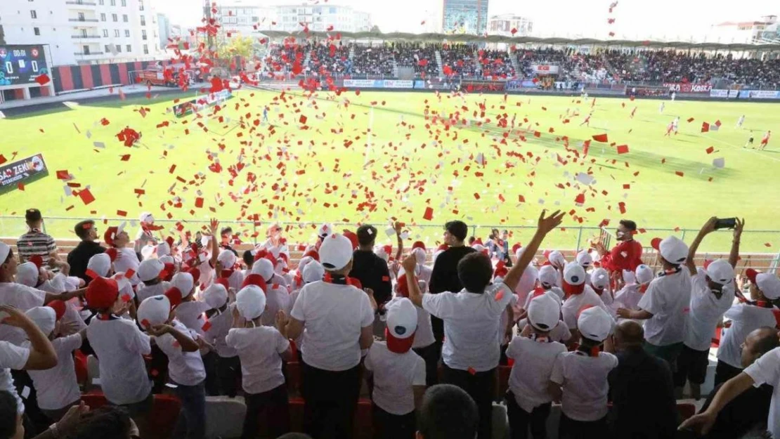 İpekyolu Belediyesiyle çocuklar ilk kez stadyumda maç izledi